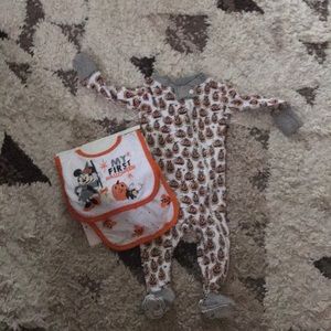 0-3 months babies Halloween outfit Burt’s bees baby, great cond, bibs and socks